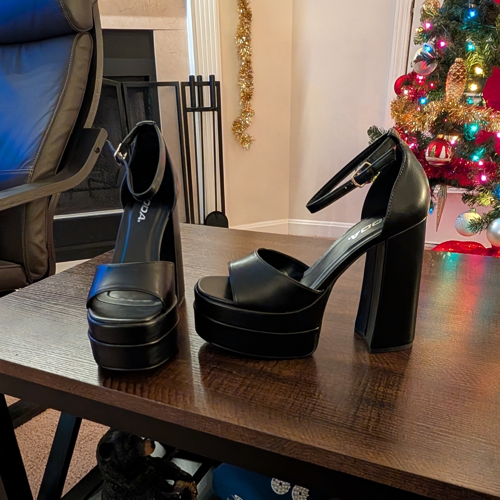 SODA Black PU leather platform chunky block heels sandals with ankle strap. Sz 8